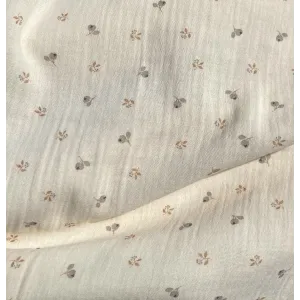 Double gaze de coton organique imprimée  fond écru, imprimé petites baies camel et gris