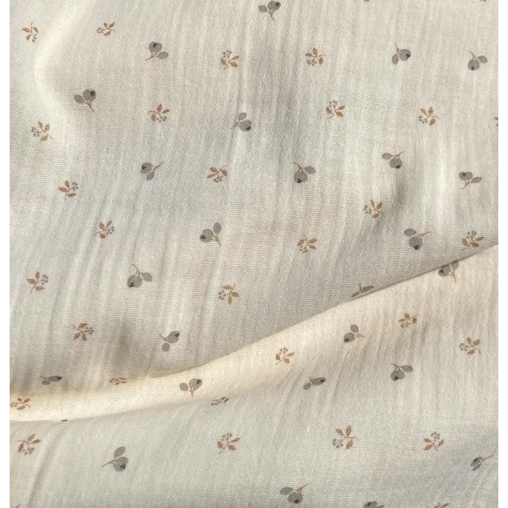 Double gaze de coton organique imprimée  fond écru, imprimé petites baies camel et gris