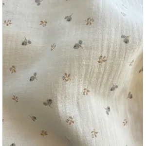 Double gaze de coton organique imprimée  fond écru, imprimé petites baies camel et gris