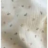 Double gaze de coton organique imprimée  fond écru, imprimé petites baies camel et gris