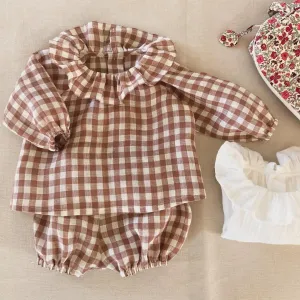 Sewing pattern Citronille : blouse with raglan sleeves and a ruffled collar, buttoned at the back, with bloomers